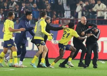 Turchia, rissa folle durante Trabzonspor-Fenerbahce: Batshuayi e Osayi litigano con i tifosi avversari | VIDEO