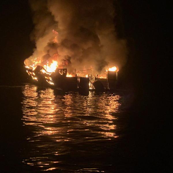 Usa, condannato a 4 anni il capitano della Conception: lasciò per primo la nave che bruciava. Morirono 34 persone nell’incendio