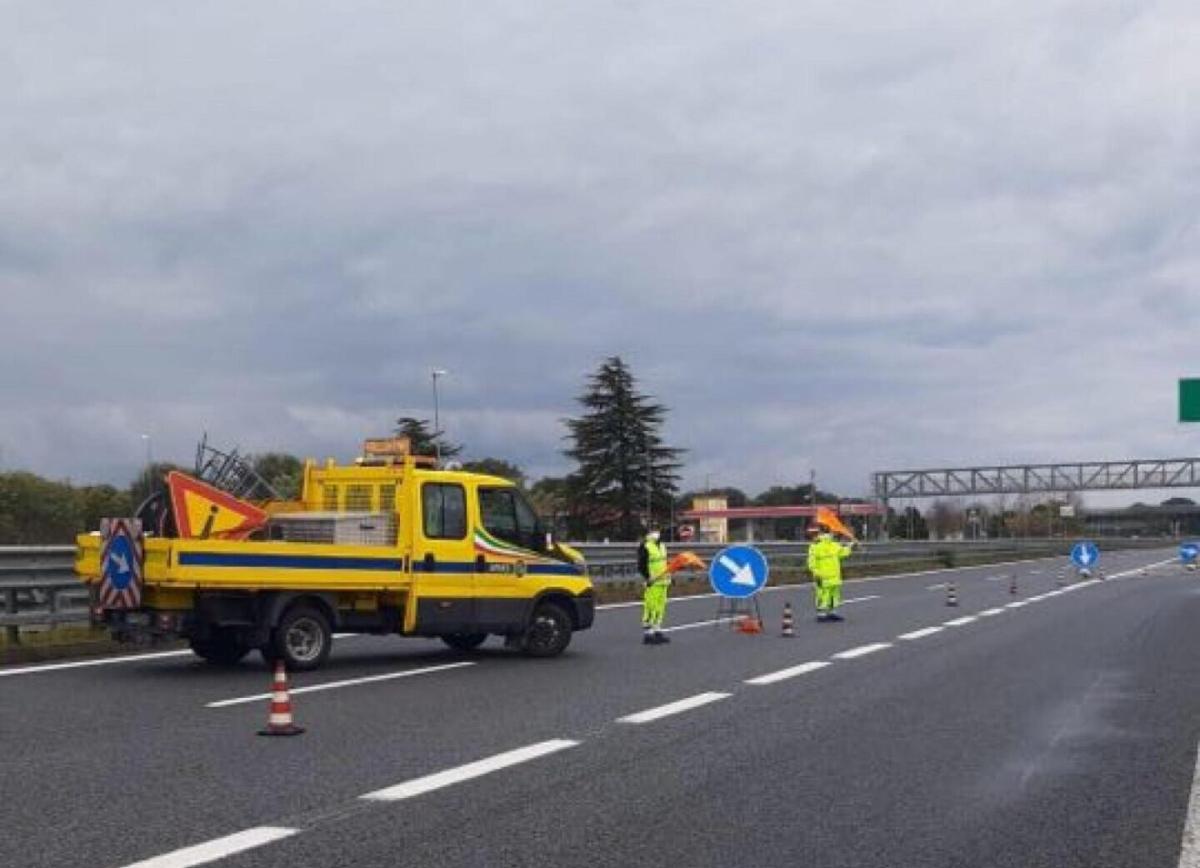 Cosenza, incidente sull’A2 all’altezza di Rogliano: scontro tra un’auto e un furgone, un morto e due feriti