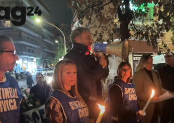 Roma, fiaccolata e raccolta firme a Largo Boccea contro degrado e criminalità. Gli abitanti: “Fiumi di droga e alcol, dopo le 21 non si può uscire” | VIDEO