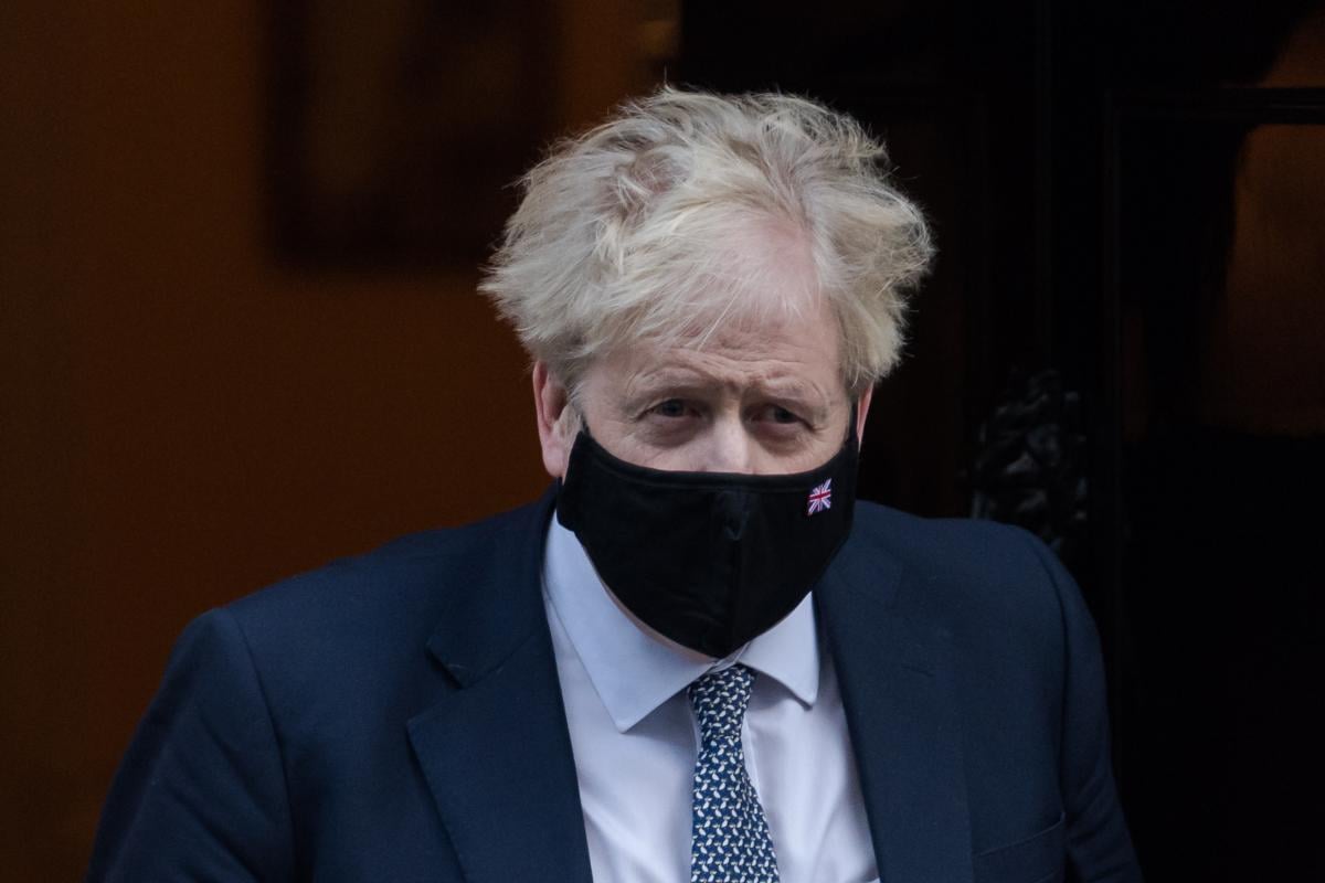 Partygate, le scuse di Boris Johnson e le opposizioni all’attacco: …