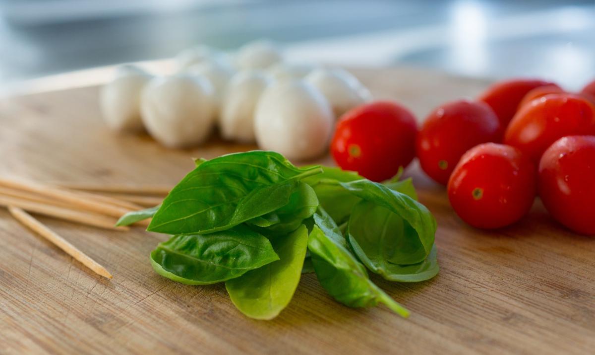 Dieta mediterranea, è la più completa ma non c’è sulla tavola degli…