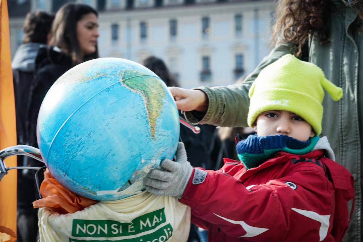 Attivisti di Fridays For Future scendono nelle piazze: “Se ci blocc…