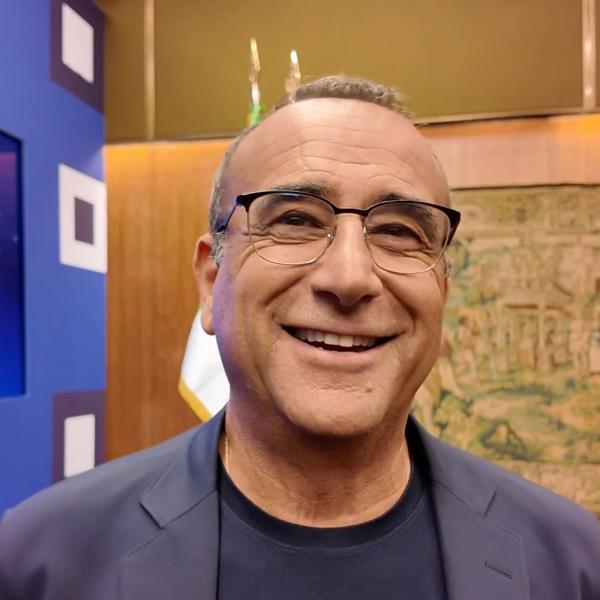 Carlo Conti pronto per i David di Donatello e su Sanremo 2025 confessa: “Scopriremo nei prossimi mesi se sarà così…” VIDEO