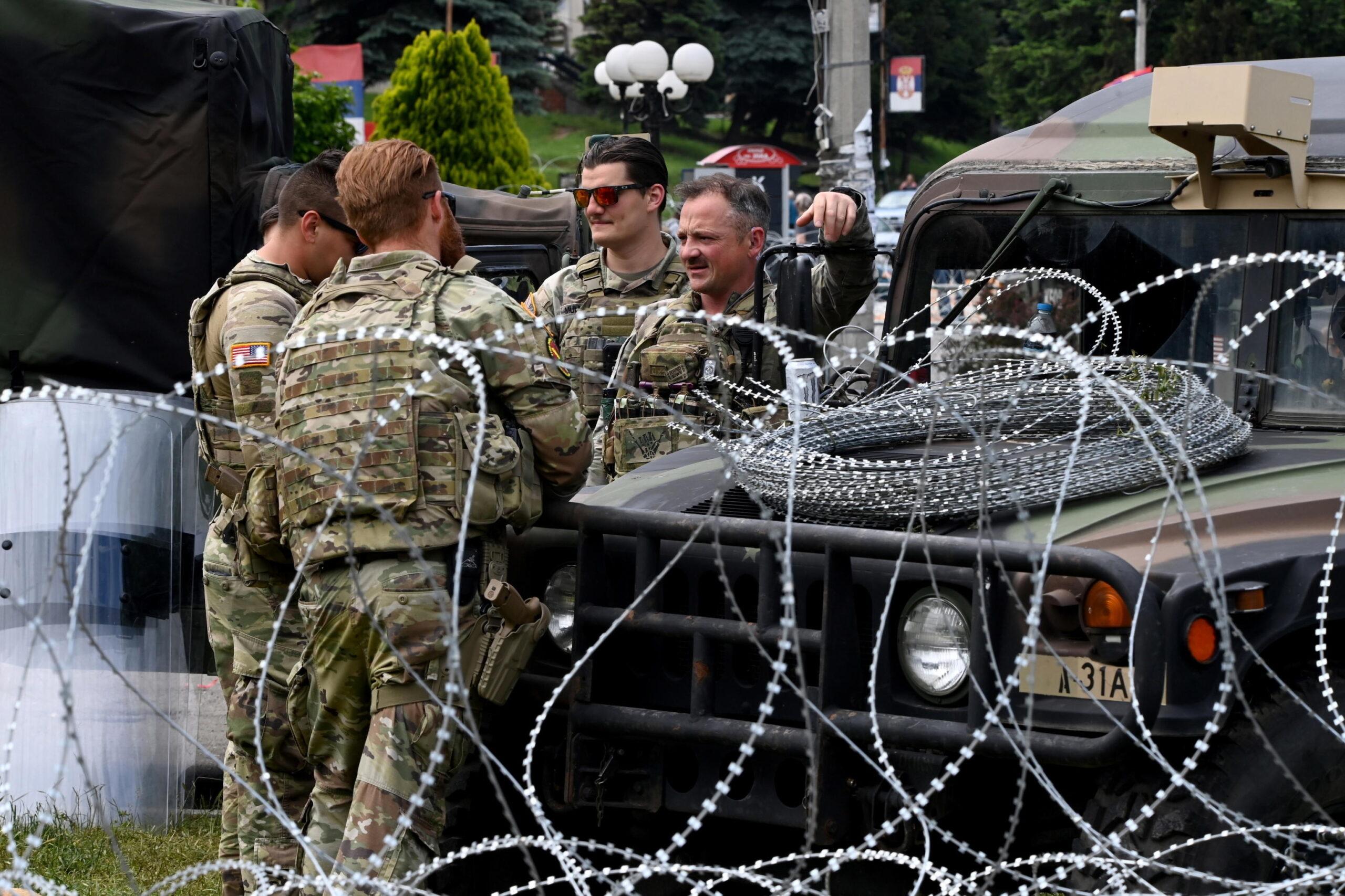 Kosovo, continua la tensione: manifestanti serbi assediano i municipi