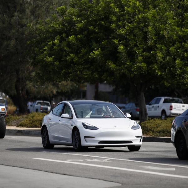 Cina incidente Tesla: auto fuori controllo uccide due persone