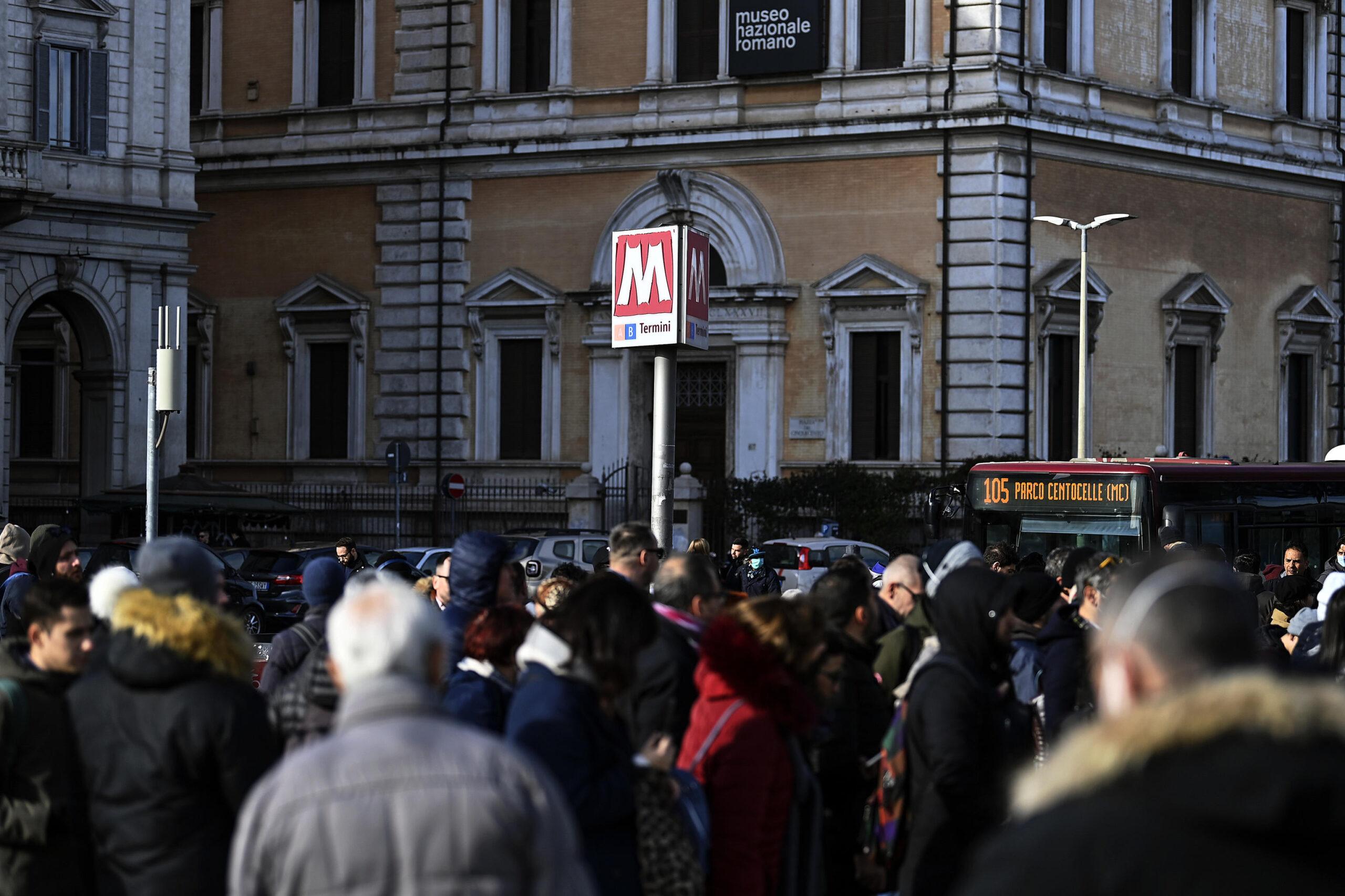 Metro A interrotta tra Termini e San Giovanni per persona sui binari alla stazione di Vittorio Emanuele. Caos passeggeri