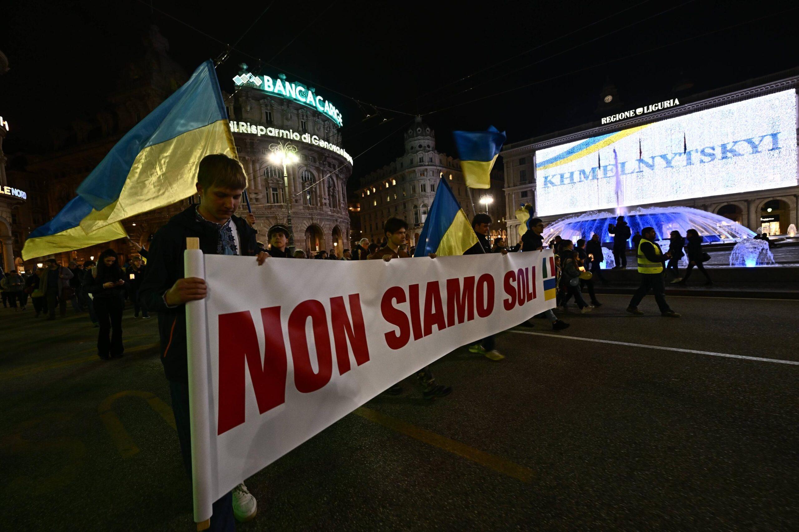 Genova, oltre duemila persone al corteo dei portuali contro la guerra e le armi, l’appello: “Abbassate le armi, alzate i salari”.