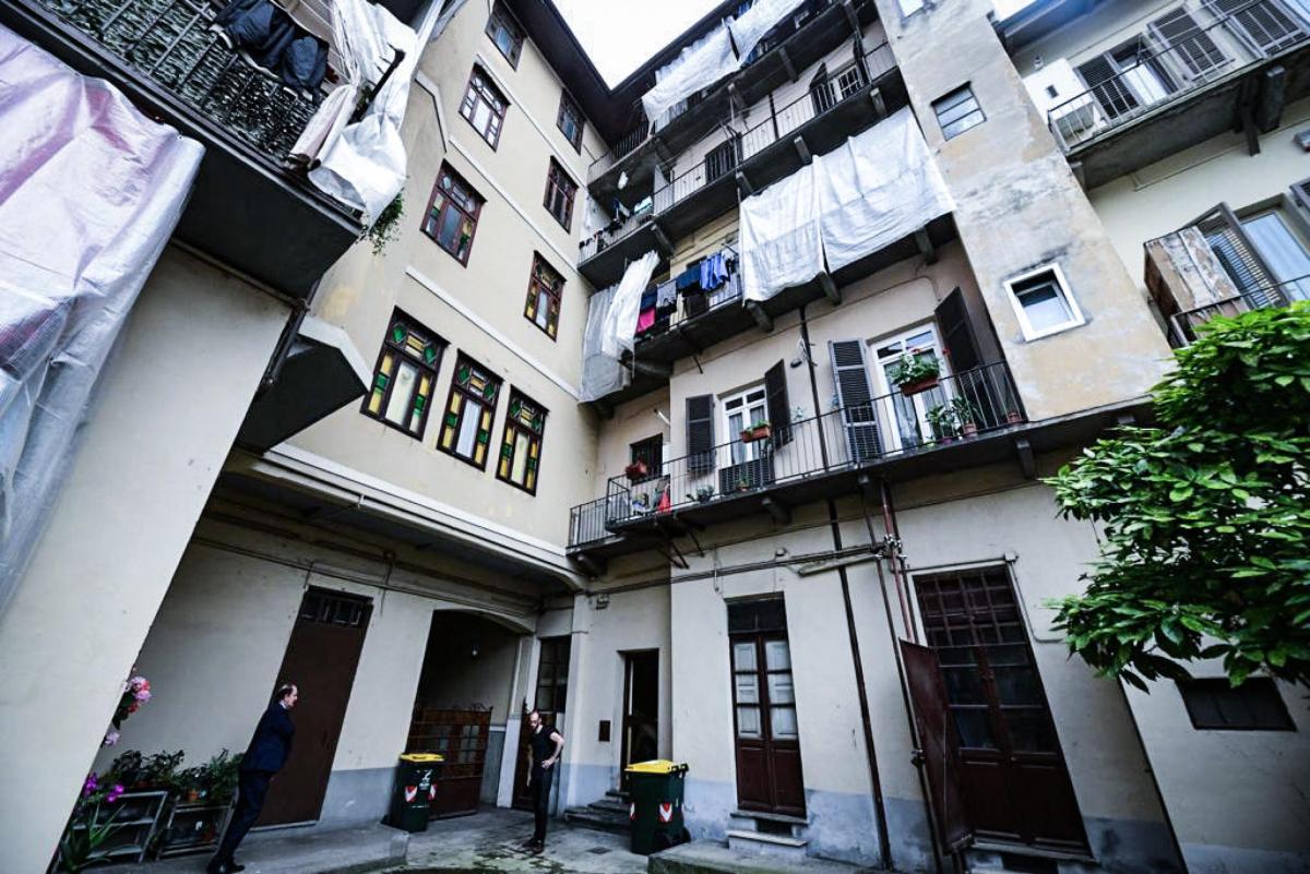 Bambina gettata dal balcone a Torino, condannato all’ergastolo per omicidio volontario il patrigno