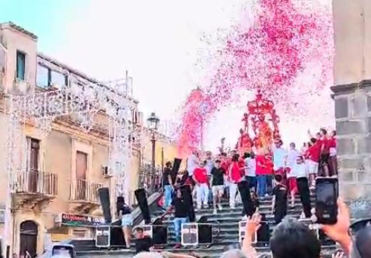 Catania, esplode un tubo sparacoriandoli durante la festa del Santo…