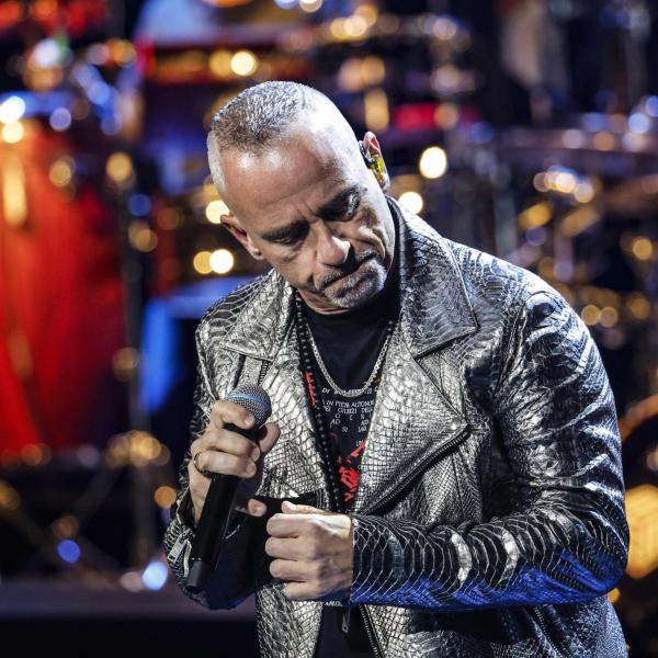 Eros Ramazzotti, la dedica alla fidanzata Dalila: “L’amore non ha età”. Polemiche sui social