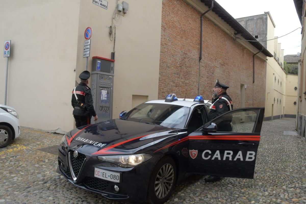 Mede, trentenne ucciso a coltellate davanti alla stazione in provin…