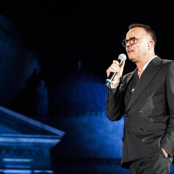 Concerto Gigi D’alessio Napoli 2024: ospiti, scaletta, date, biglietti e prezzo. Piazza del Plebiscito si veste a festa