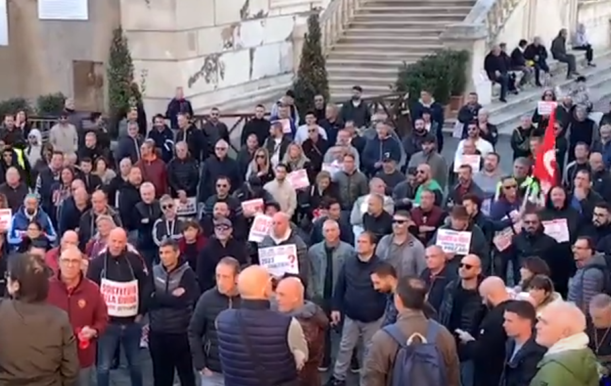 Roma, sit-in dei sostituti guida taxi in Campidoglio: “Licenze a ti…