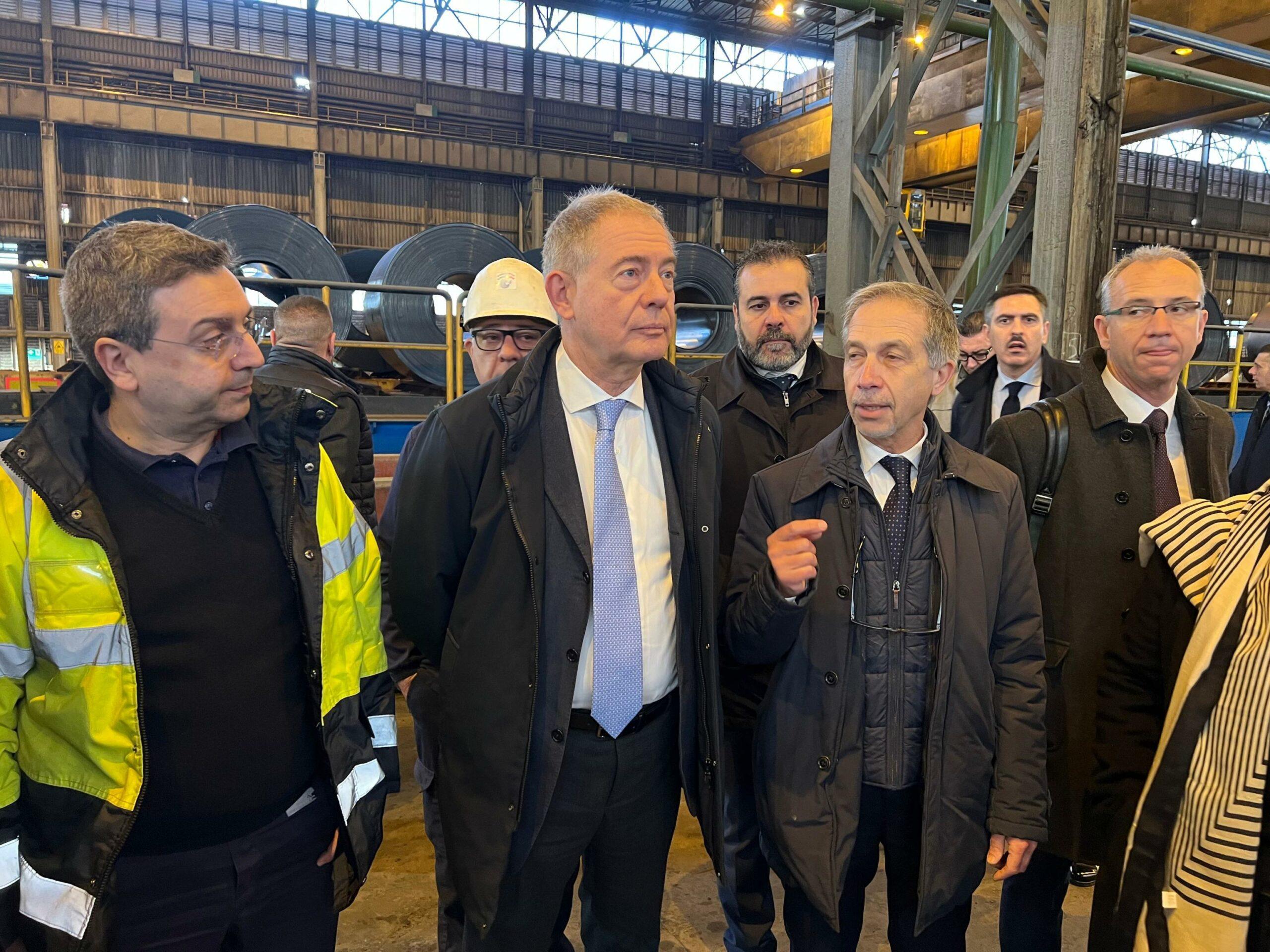 Ministro Urso all’ex Ilva incontra gli operai e promette: “Qui per rispondere con i fatti”