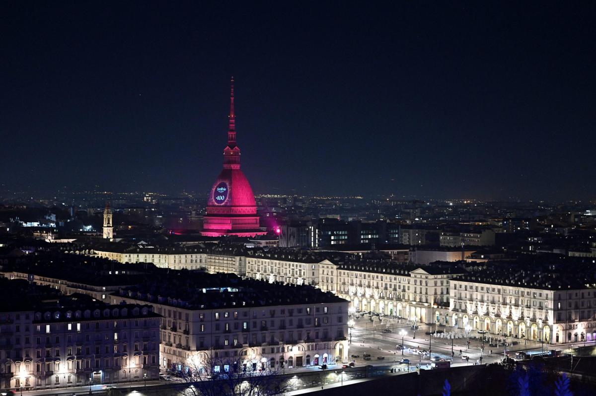 Torino, la presentazione delle Universiadi Invernali 2025: la Mole si illumina