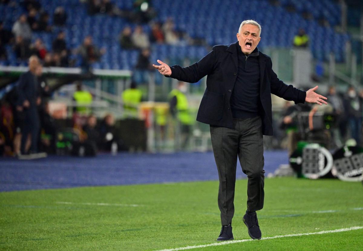 Roma, Mourinho: “Noi stasera in campo, quelli della Lazio con la si…