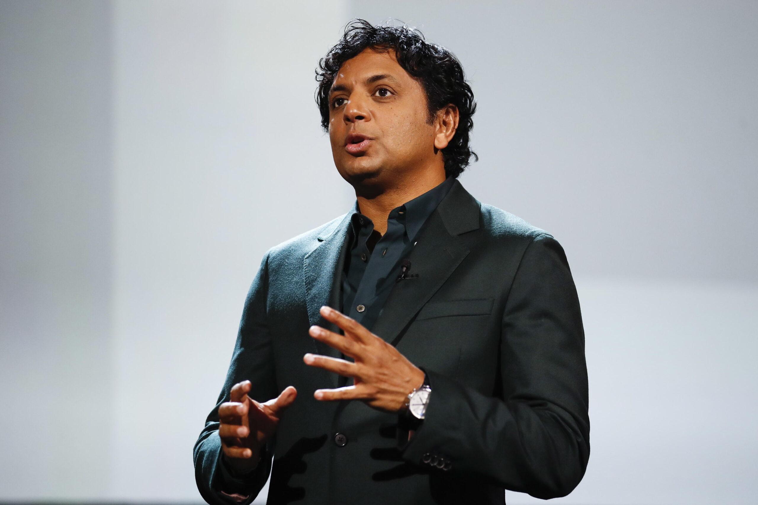 Bussano alla porta, M. Night Shyamalan spiega i motivi di un importante cambiamento rispetto alla trama del libro