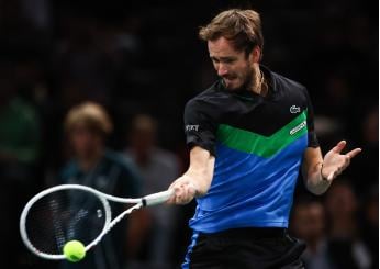 Daniil Medvedev eliminato a Parigi mostra il dito medio al pubblico