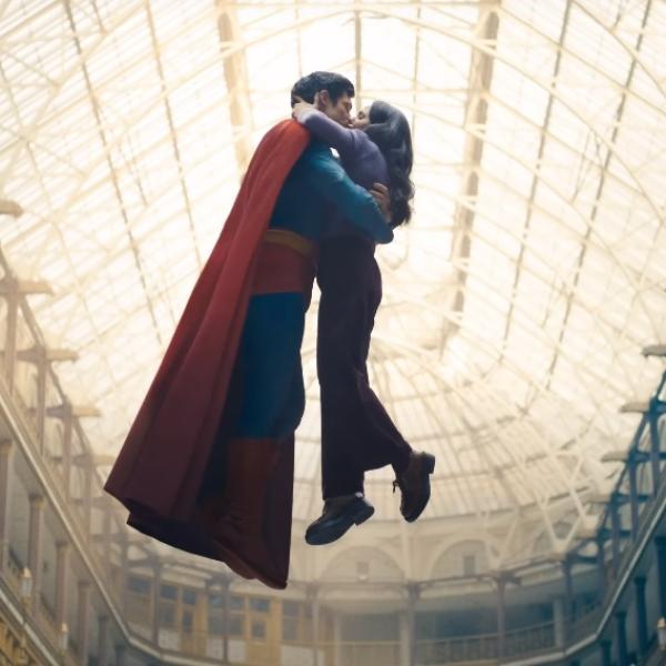 Superman, nel trailer James Gunn lo riporta alle radici di eroe della gentilezza in tempi di crisi