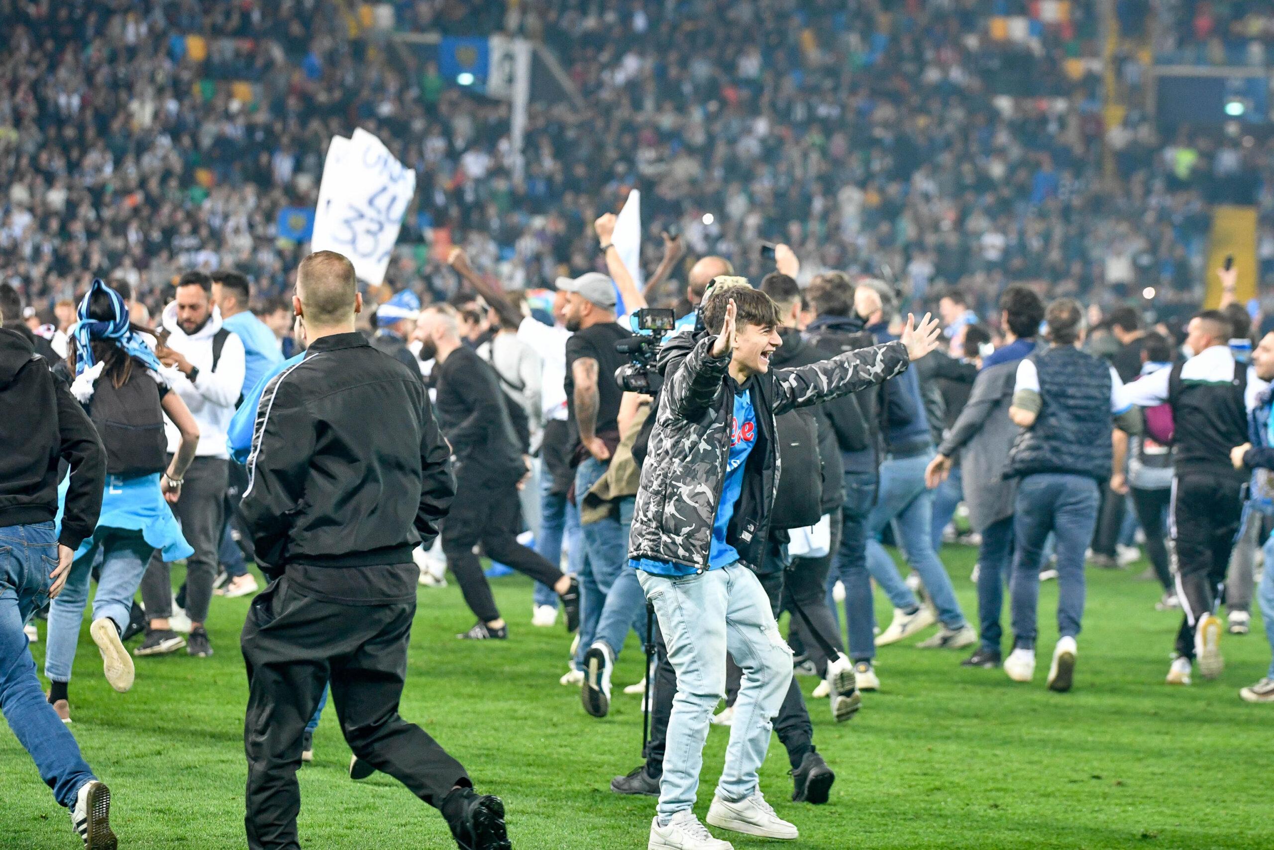 Tifosi del Napoli mettono in vendita zolle dello stadio di Udine