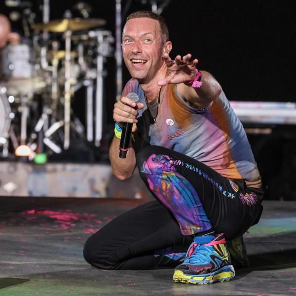 Chris Martin canta Napule di Pino Daniele allo Stadio Maradona, fan in delirio | VIDEO