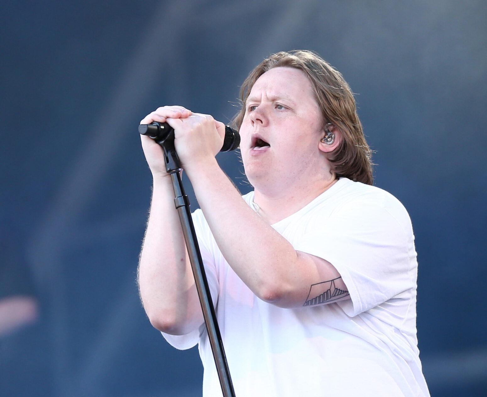 Lewis Capaldi, la malattia si aggrava. Annullati i concerti: “Tornerò appena possibile”