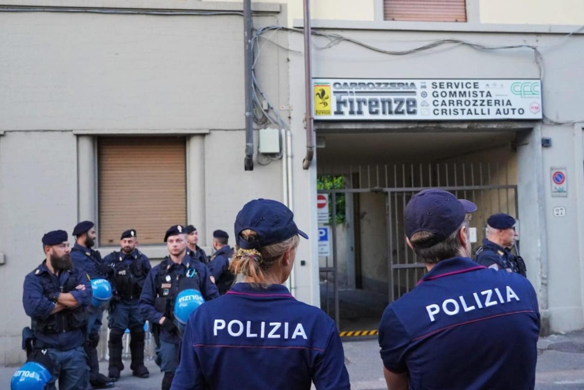 Firenze, due giovani tentano di scippare una donna: feriti due agenti