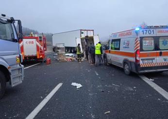 Forlì, incidente in A14 oggi 23 ottobre 2023: camion si ribalta, traffico in tilt