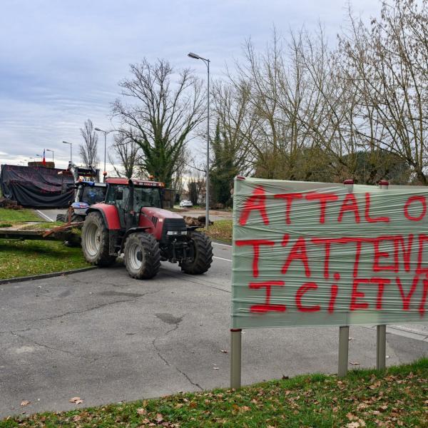 “Stop all’aumento del gasolio”, le promesse di Attal danno i loro frutti: si affievoliscono le proteste agricole in Francia