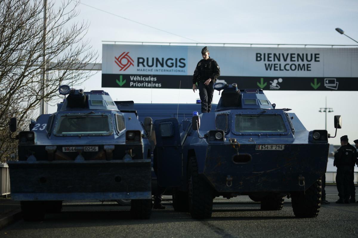 Francia, la protesta degli agricoltori prosegue: “È cominciato l’assedio a Parigi”