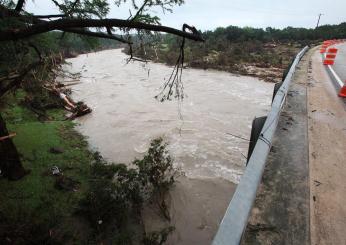 Usa, chiatta si schianta contro un ponte in Oklahoma: paura tra i passeggeri