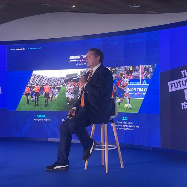 Football Summit a Roma, l’amministratore delegato della Lega di Serie A Luigi De Siervo: “La pirateria sottrae tante risorse, domenica i capitani leggeranno poesia per le donne”| VIDEO