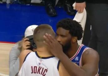 NBA, bell’abbraccio tra Jokic e Embiid. Il centro dei Sixers: “È il più forte della Lega” | VIDEO