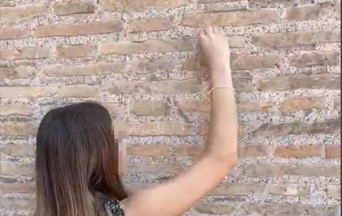 Altro atto vandalico al Colosseo, una turista svizzera incide il su…