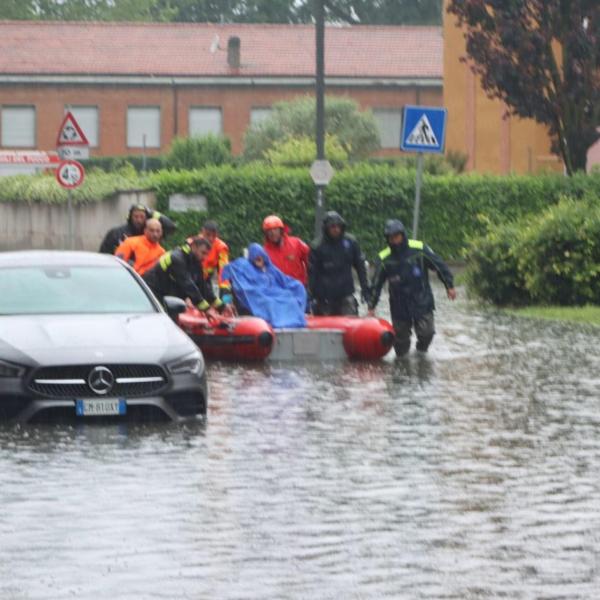 Maltempo a Milano, strade allagate ed evacuazioni: fiume Lambro esondato in alcuni punti, attivata la vasca di laminazione per il Seveso | VIDEO