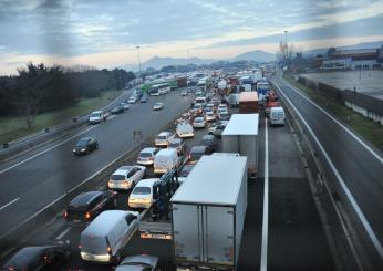 Bergamo, incidente mortale sull’A4: 61enne scende dall’auto per un guasto ma viene travolto da un camion