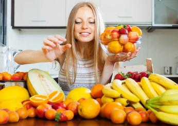 Cosa succede se si mangia troppa frutta: ecco i rischi di quest’abi…