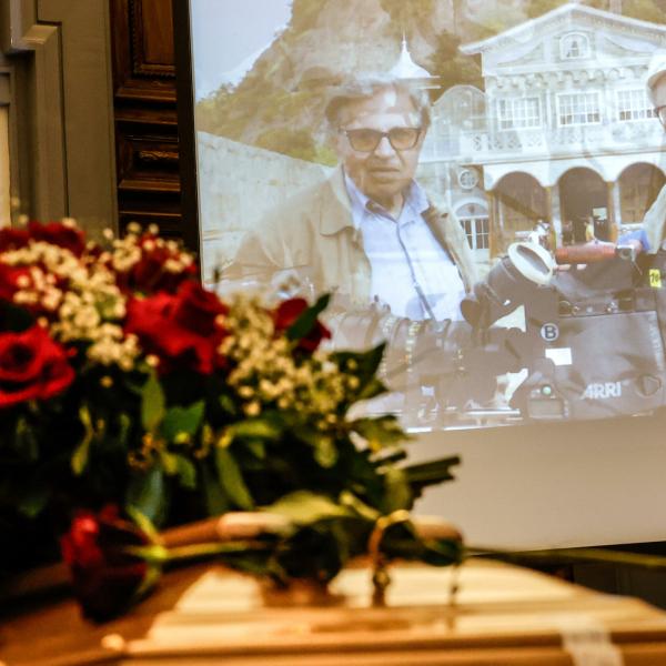 Paolo Taviani funerali a Roma, per il regista cerimonia laica nella Sala Protomoteca in Campidoglio | FOTO