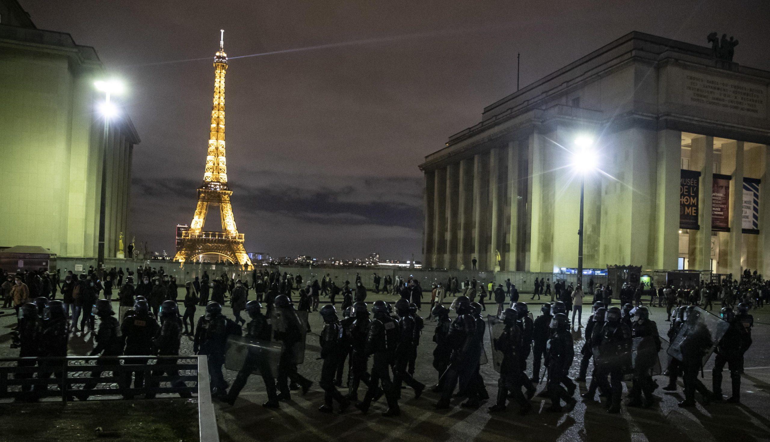 Pensioni Francia riforma proteste, oggi il paese in piazza contro Macron