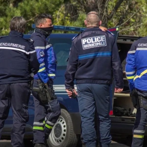 Francia, accoltellamento a Chemillé-en-Anjou: 18enne aggredisce la sua insegnante, arrestato