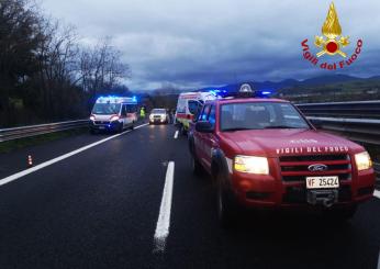 Paura sull’A2, scontro tra auto e tir: ferita una donna, traffico in tilt