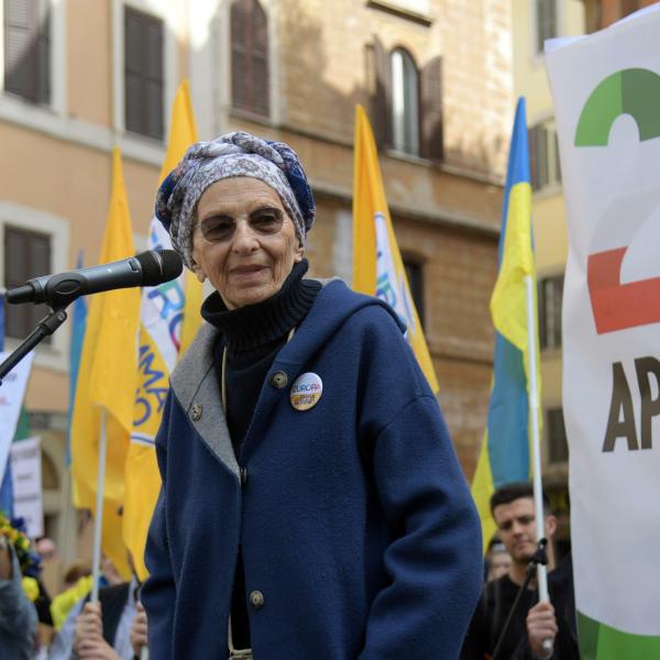 Emma Bonino, perché indossa sempre il turbante?