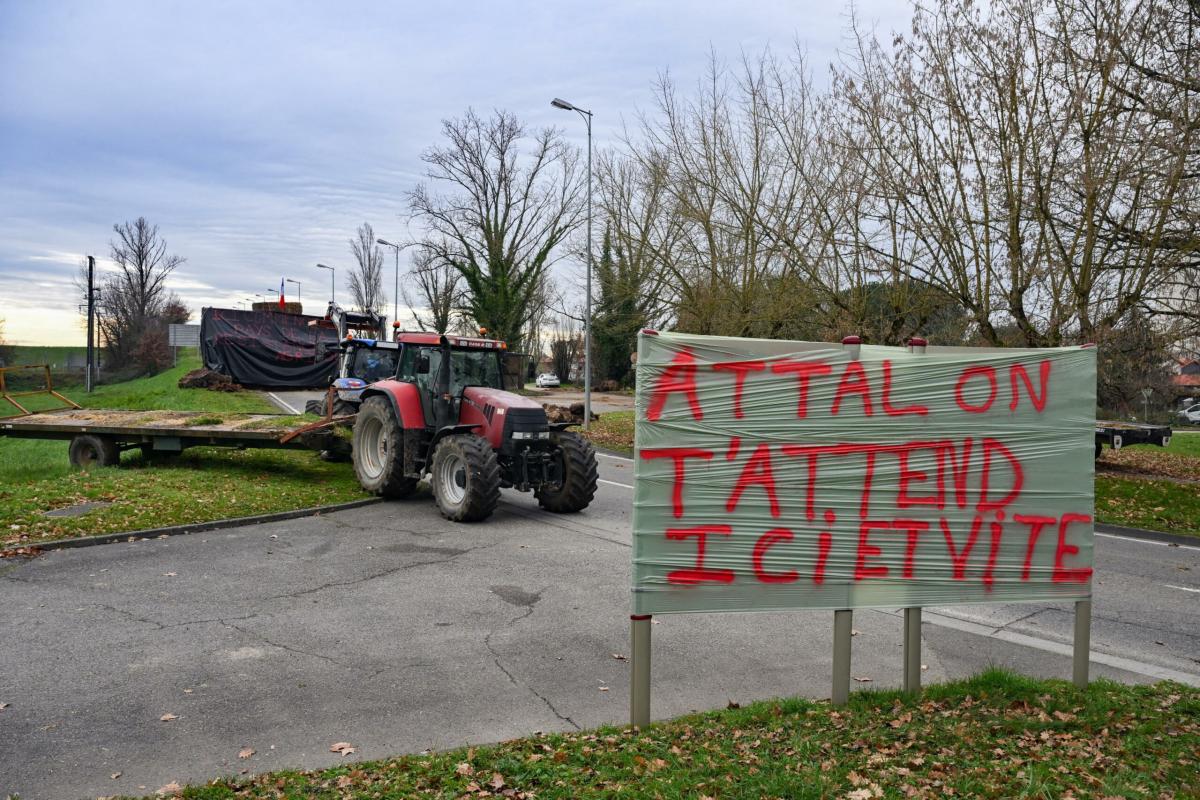 “Stop all’aumento del gasolio”, le promesse di Attal danno i loro frutti: si affievoliscono le proteste agricole in Francia