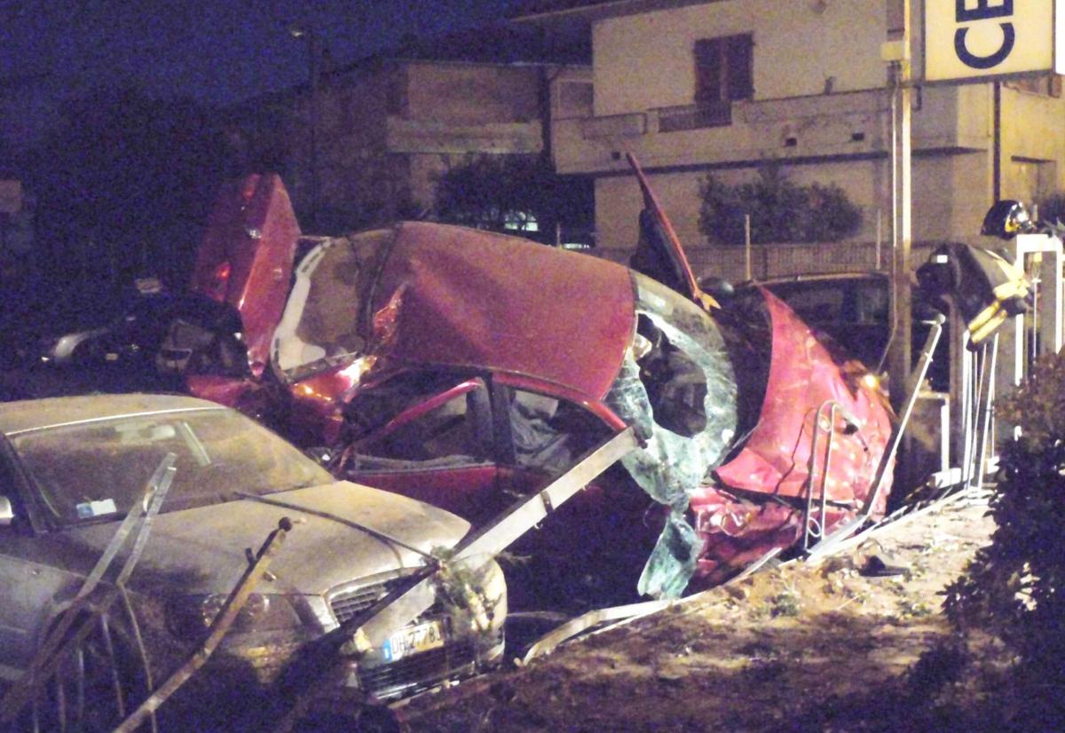 Incidente stradale a Catanzaro, 42enne si schianta con l’auto contro un lampione: morto