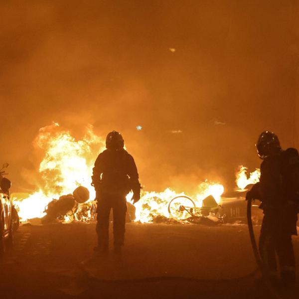 Francia, incendio a rue de Charonne a Parigi nella serata di ieri: in fiamme un palazzo, tre morti