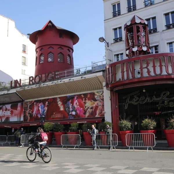 Parigi, crollate durante la notte le pale del famoso Moulin Rouge: nessun ferito | VIDEO