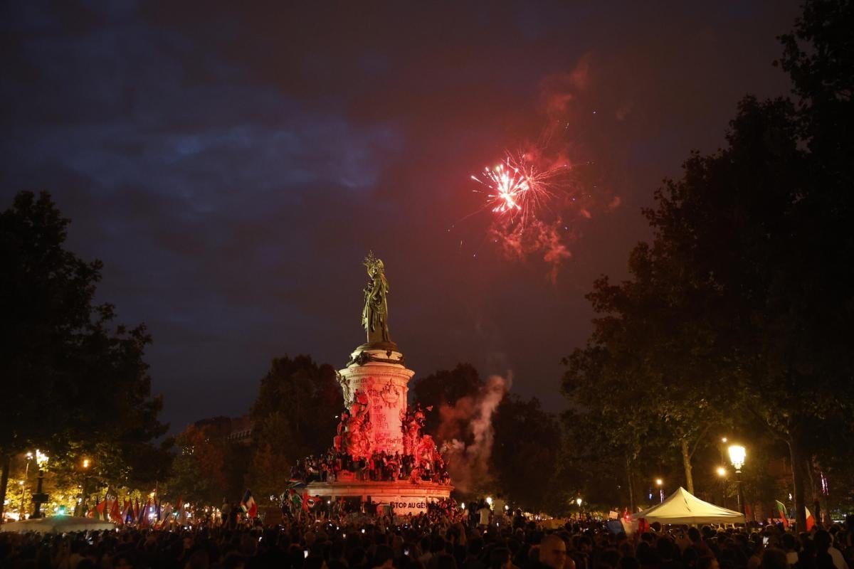 Elezioni in Francia 2024, proteste in Place de la Republique a Parigi: scontri tra manifestanti di estrema sinistra e forze dell’ordine | VIDEO