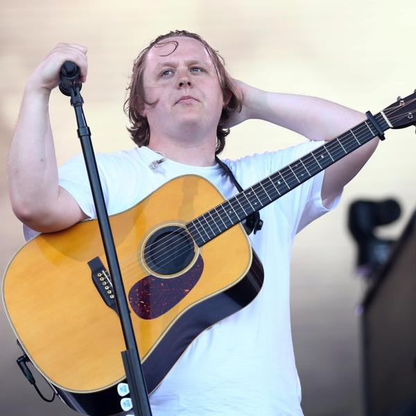 Video Lewis Capaldi a Glastonbury: la sindrome di Tourette lo blocca e il pubblico canta Someone you loved