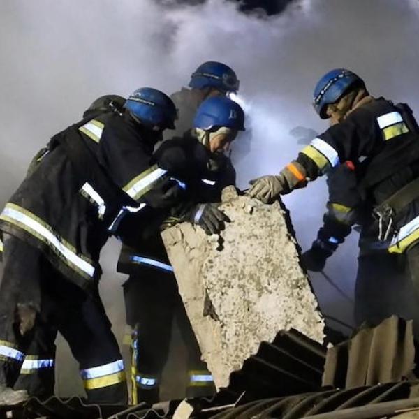 Guerra in Ucraina, truppe russe bombardano Zaporizhzhia. Scatta l’a…